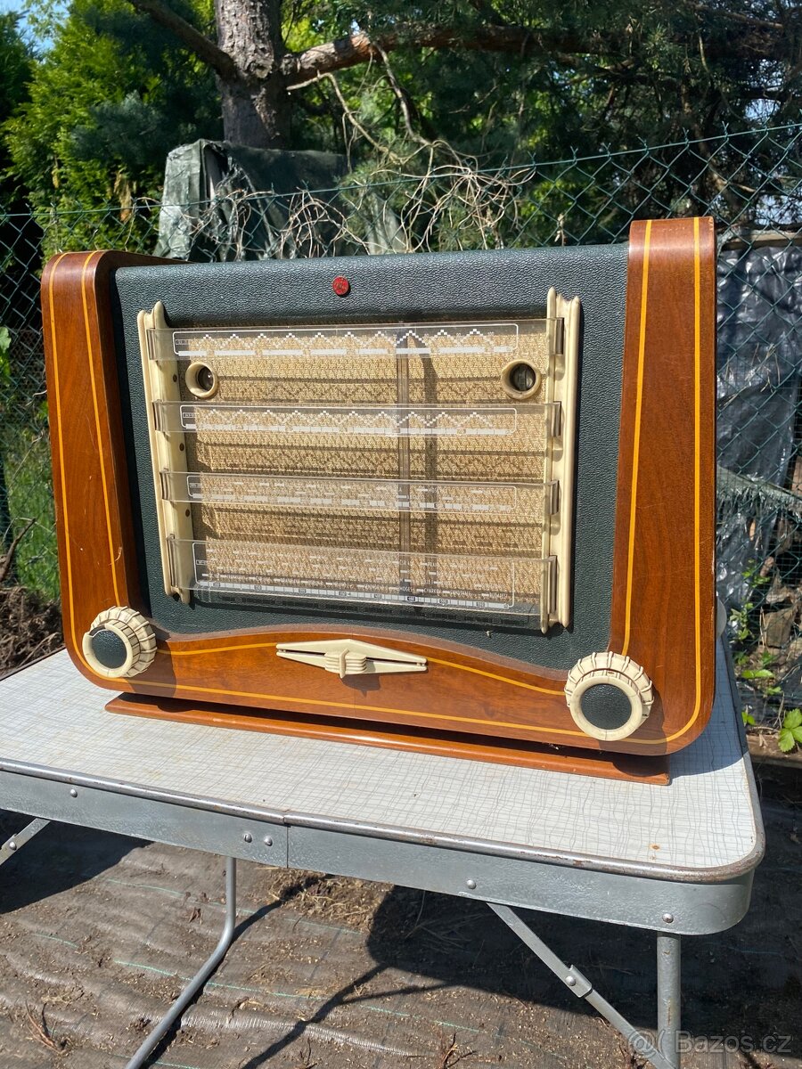 Retro rádio Tesla Máj