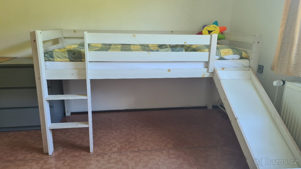 Postel se skluzavkou