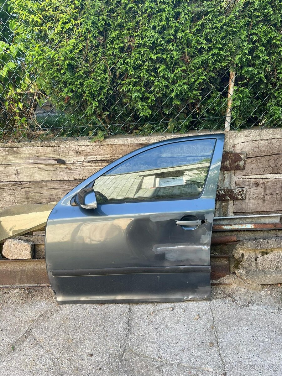 Prodám díly z dveří Škoda Octavia