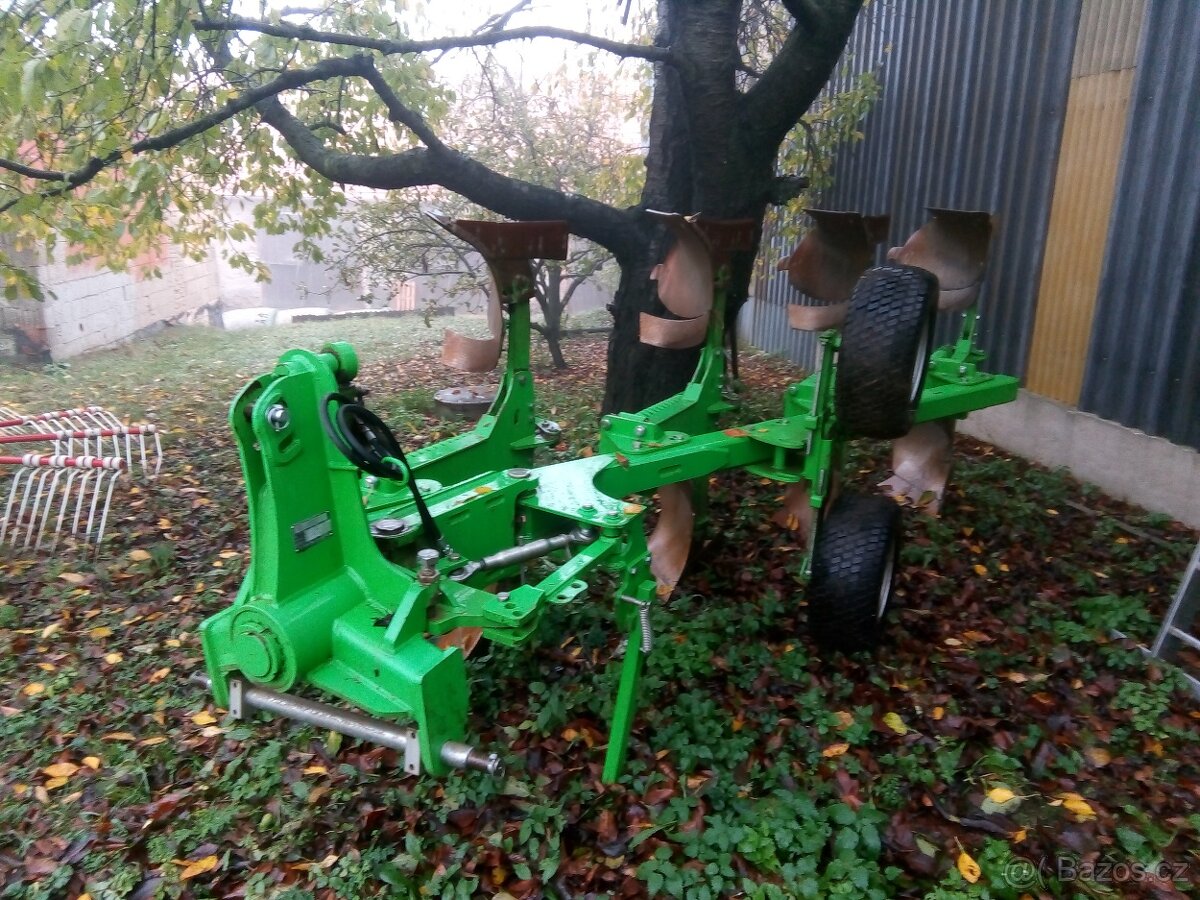 Pluh obracák čtyřradličný, jištění pružinou.