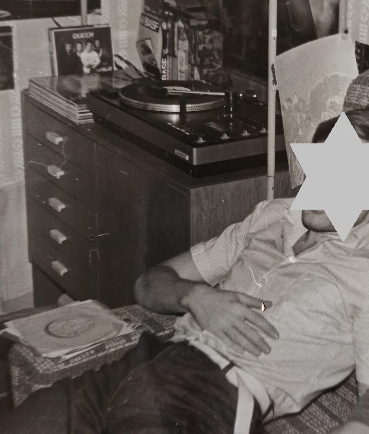 Retro komody (asi Fr.Jirák) spojené kovovou konstrukcí