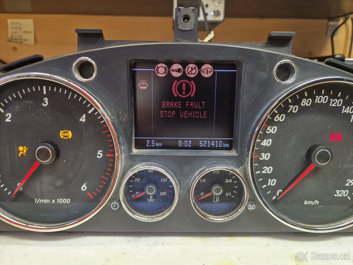 VW Touareg - přístrojový štít - budíky