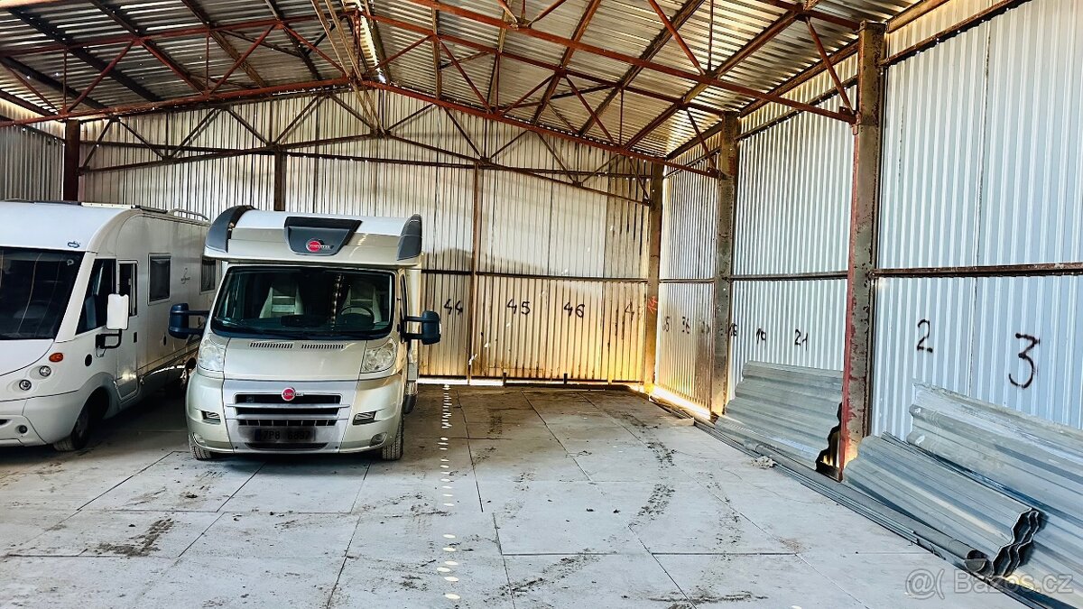 Nabízím garážové parkovací místo pro obytné auto.