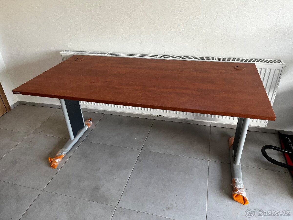 Kancelářský stůl