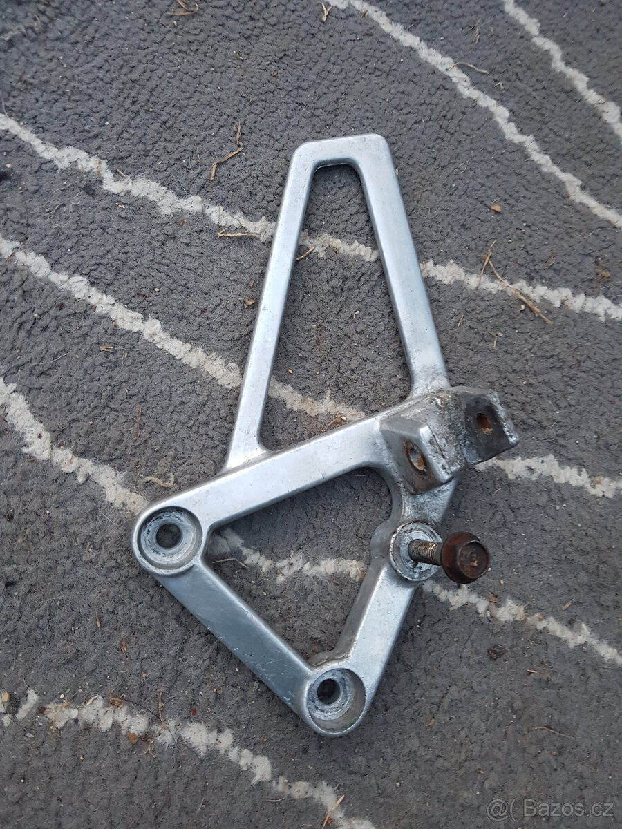 Levý držák stupačky; Honda 600F 1989