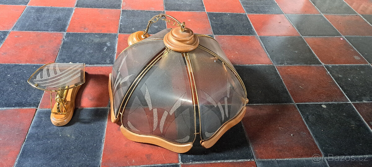 Skleněný lustr s motivy