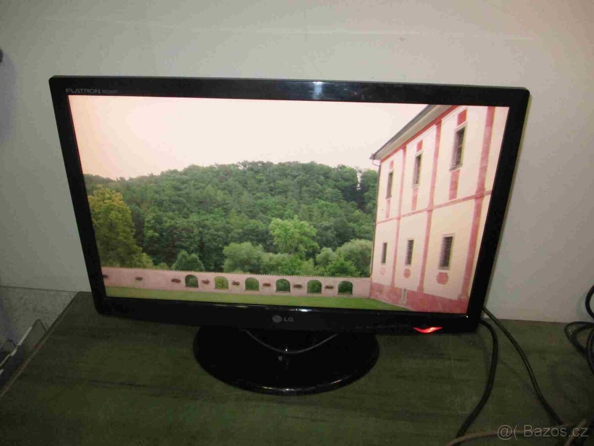 FullHD LCD monitor LG 22 palců, DVI