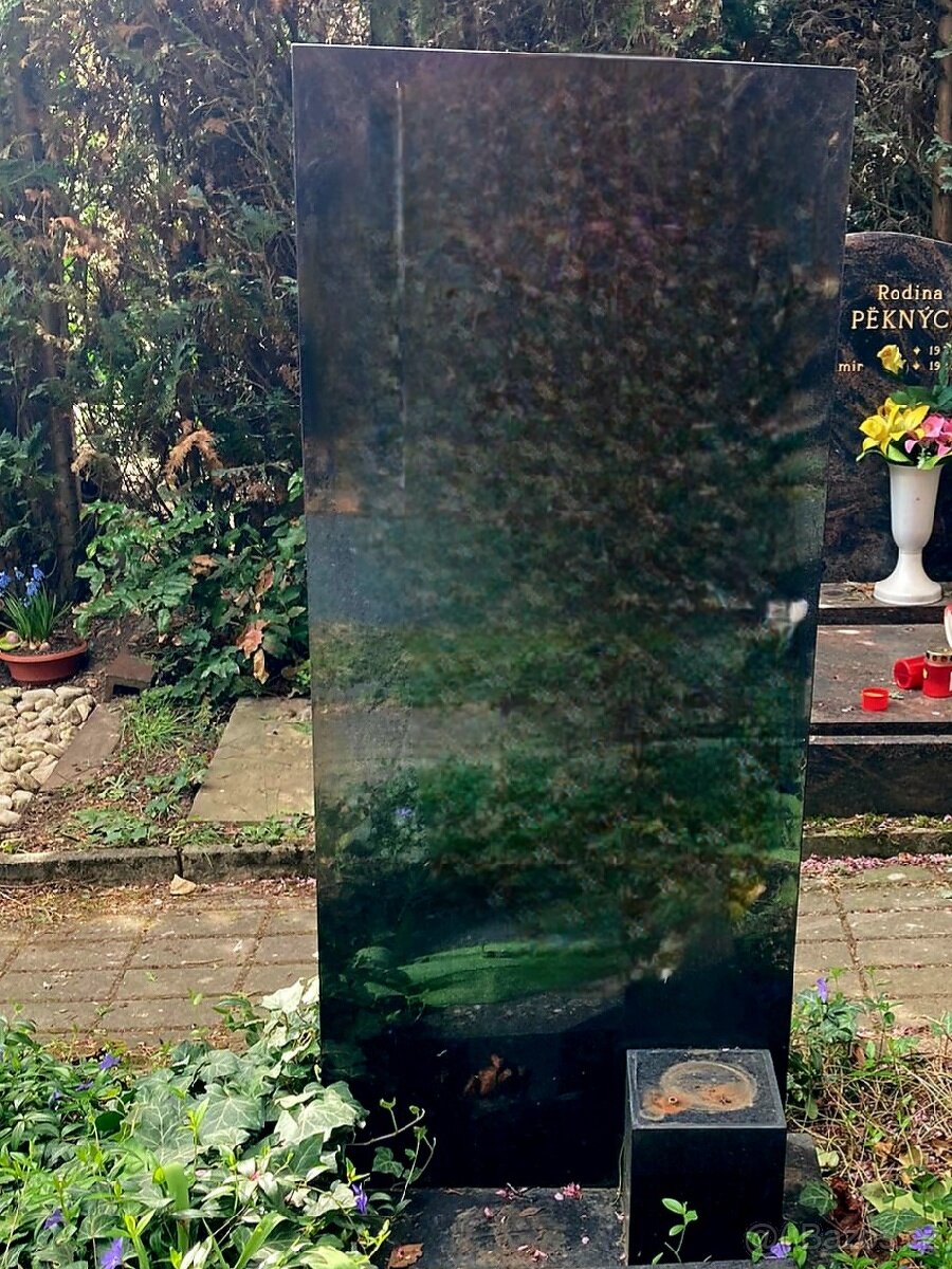 Za odvoz náhrobní kámen z černé švédské žuly