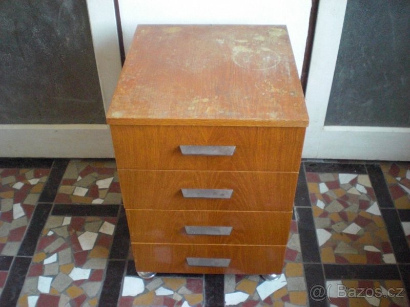 Prodám starožitný dřevěný stolek se zásuvkami