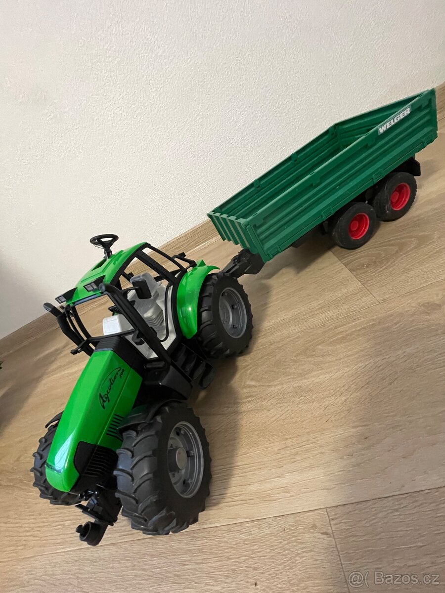 Bruder traktor s přívěsem