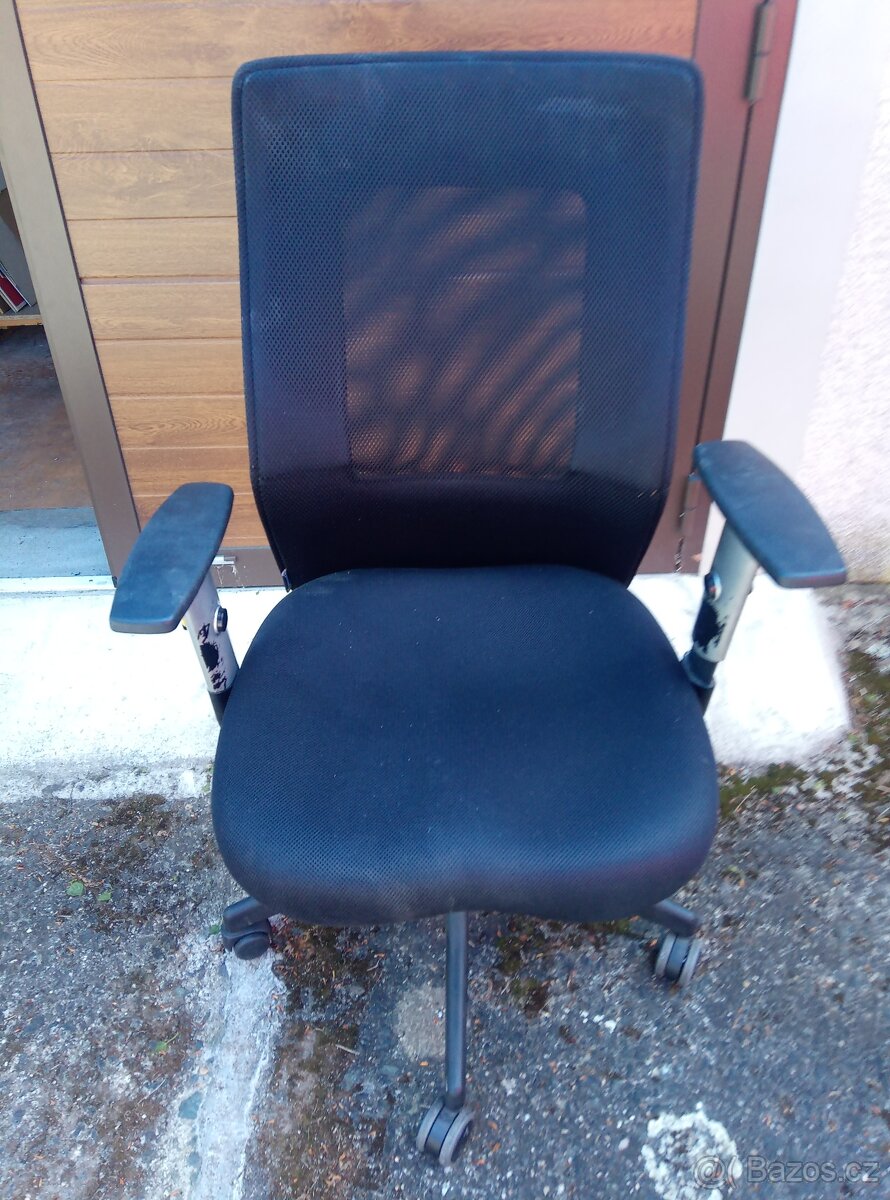 Černá kancelářská židle 3