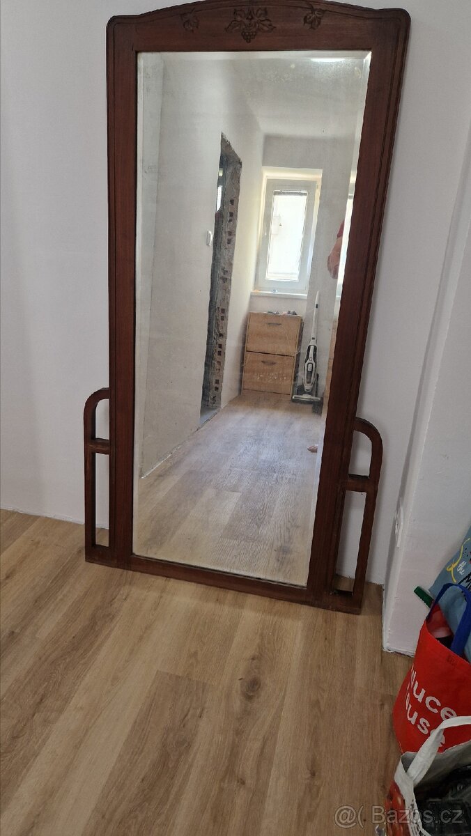 Zrcadlo řezbované s fazetkou