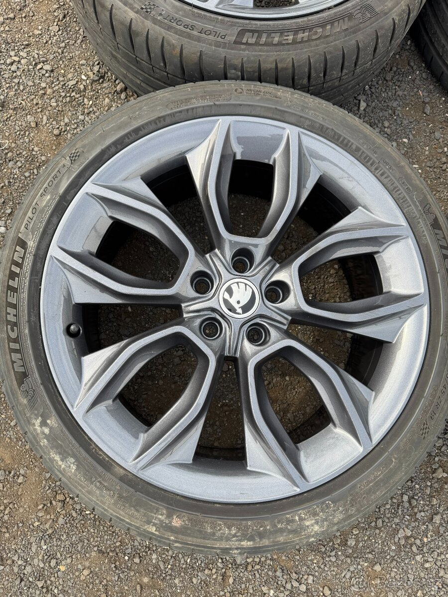 Alu kola Škoda Karoq Crater 225/45/19 letní 7 mm