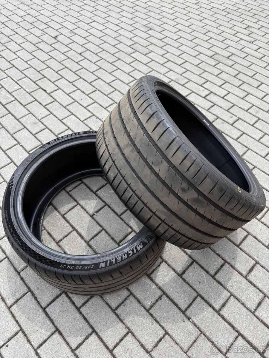 295/30R21