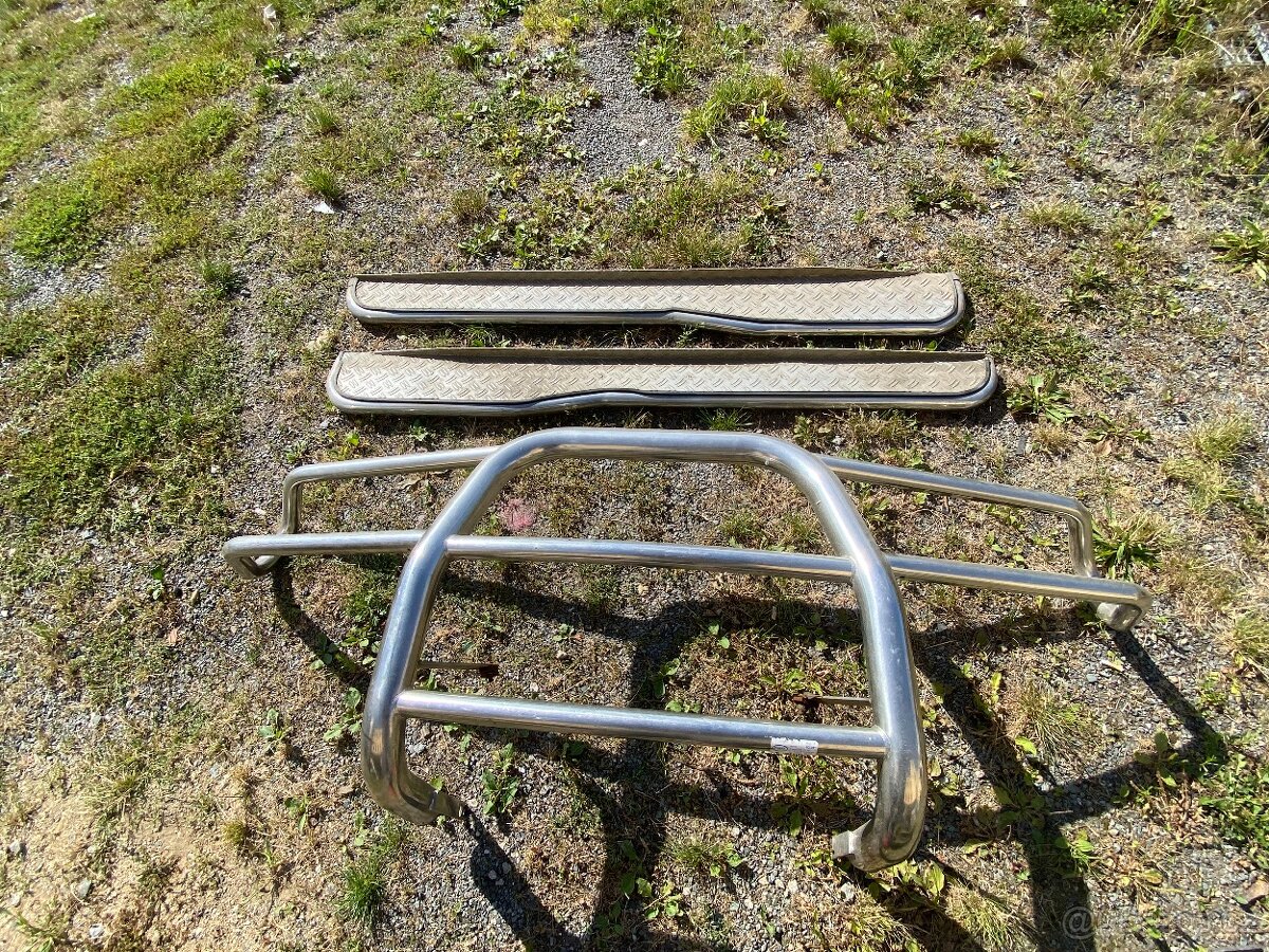 SSANGYONG MUSSO - PŘEDNÍ OCHRANNÝ RÁM A NÁŠLAPY COBRA