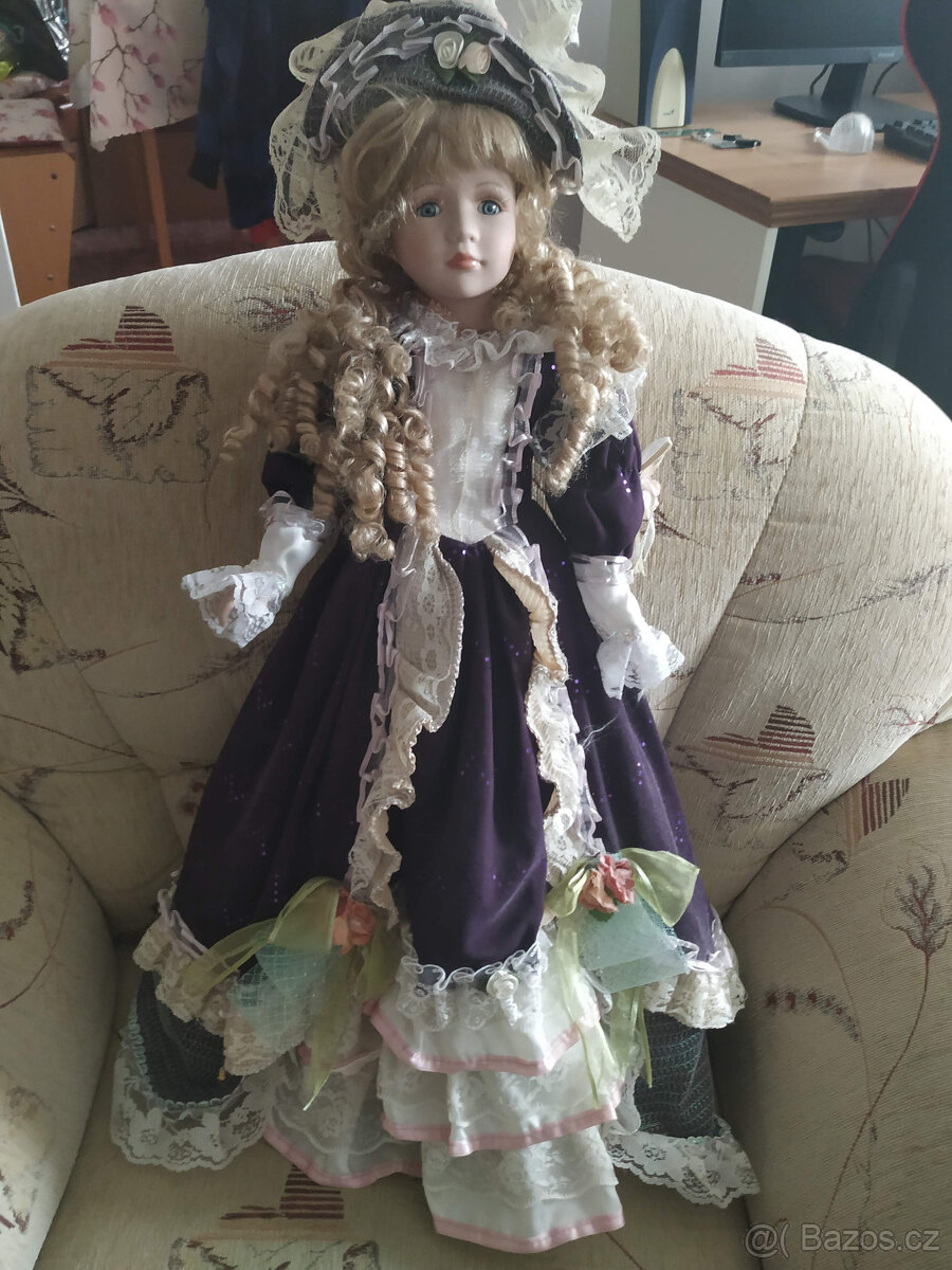 Porcelanová panenka