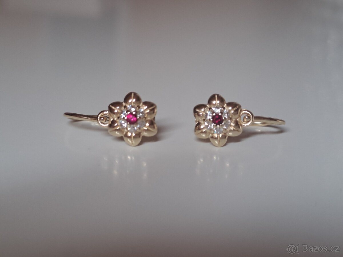 Dětské zlaté náušnice kytičky s kamínky