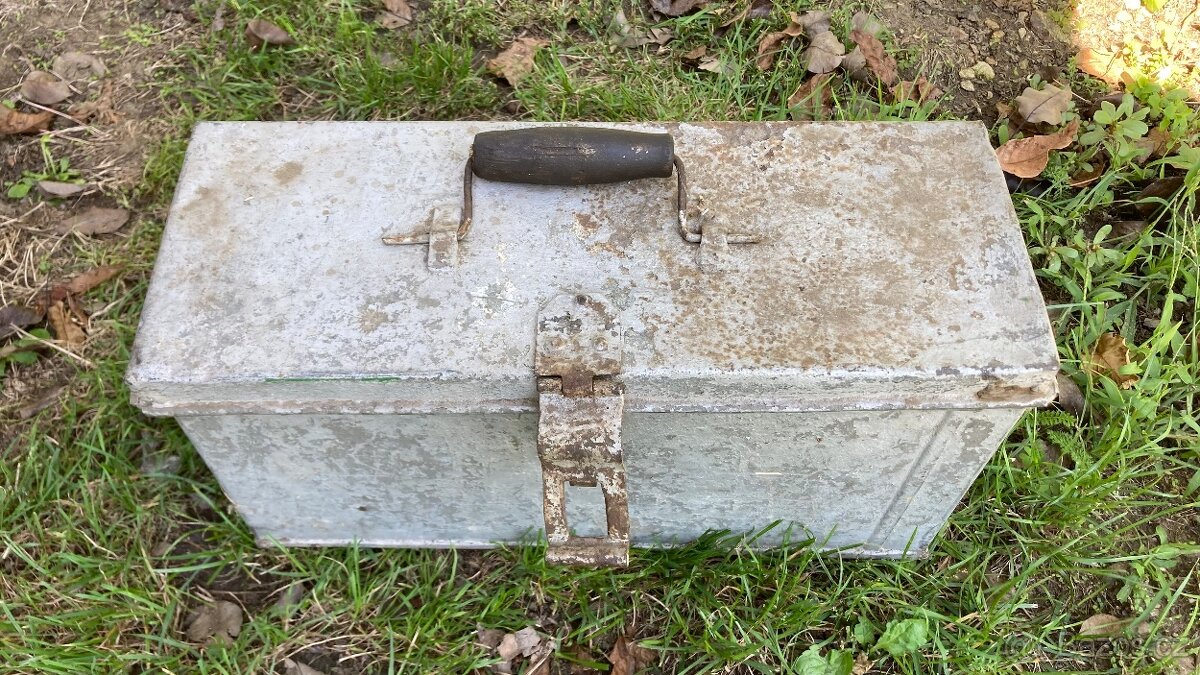 Stará vojenská plechová bedna