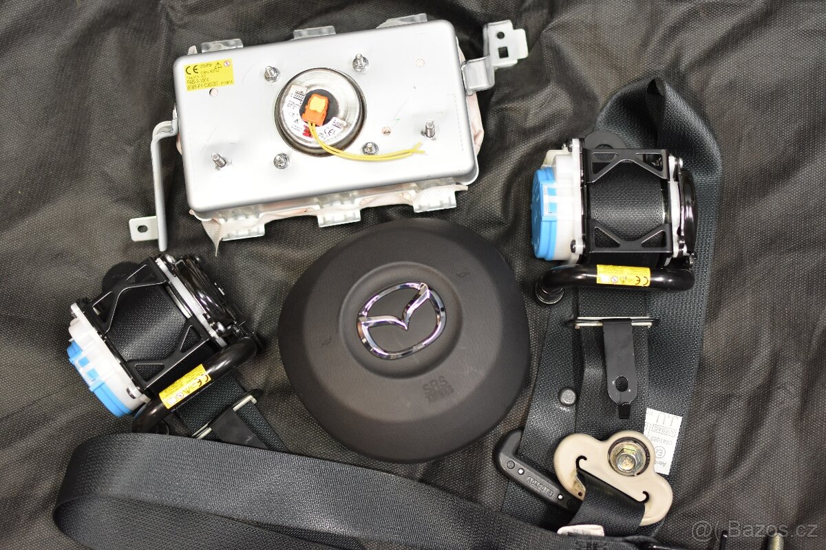 Mazda palubní deska bezpečnostní pás airbag