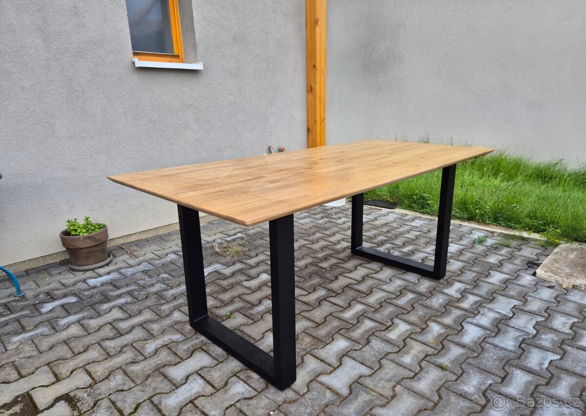 Rozkládací jídelní stůl z masivu - dub