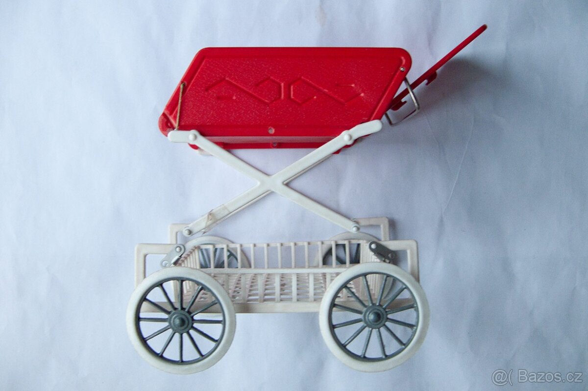retro hračka kočárek
