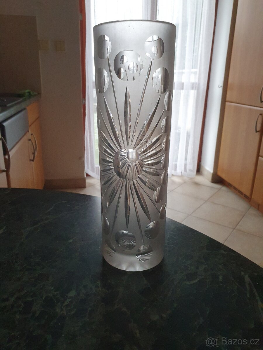 zajímavá broušená váza 60.léta