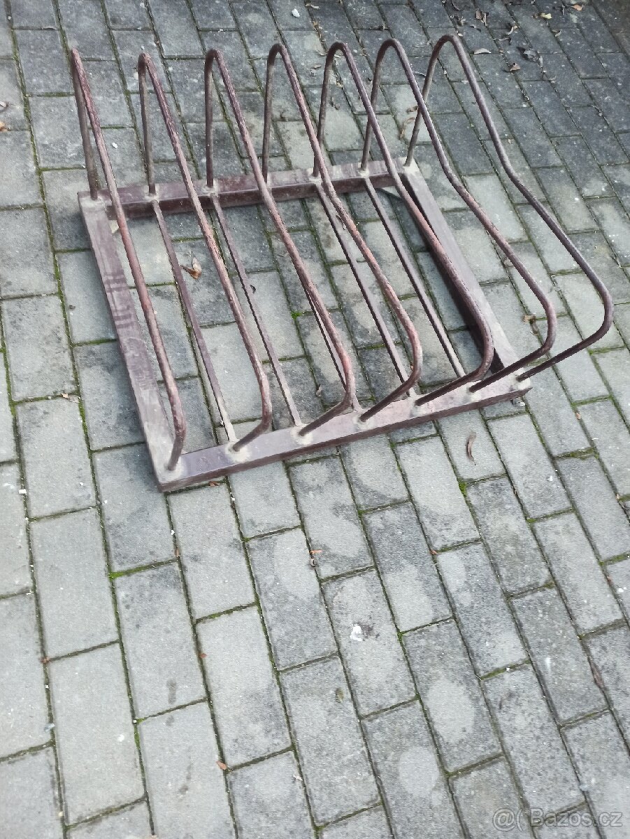 Stojan na 6 jízdních kol