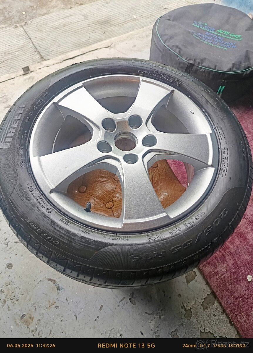 Pirelli Carrier 205/55 R16 91H na stříbrném litým disku