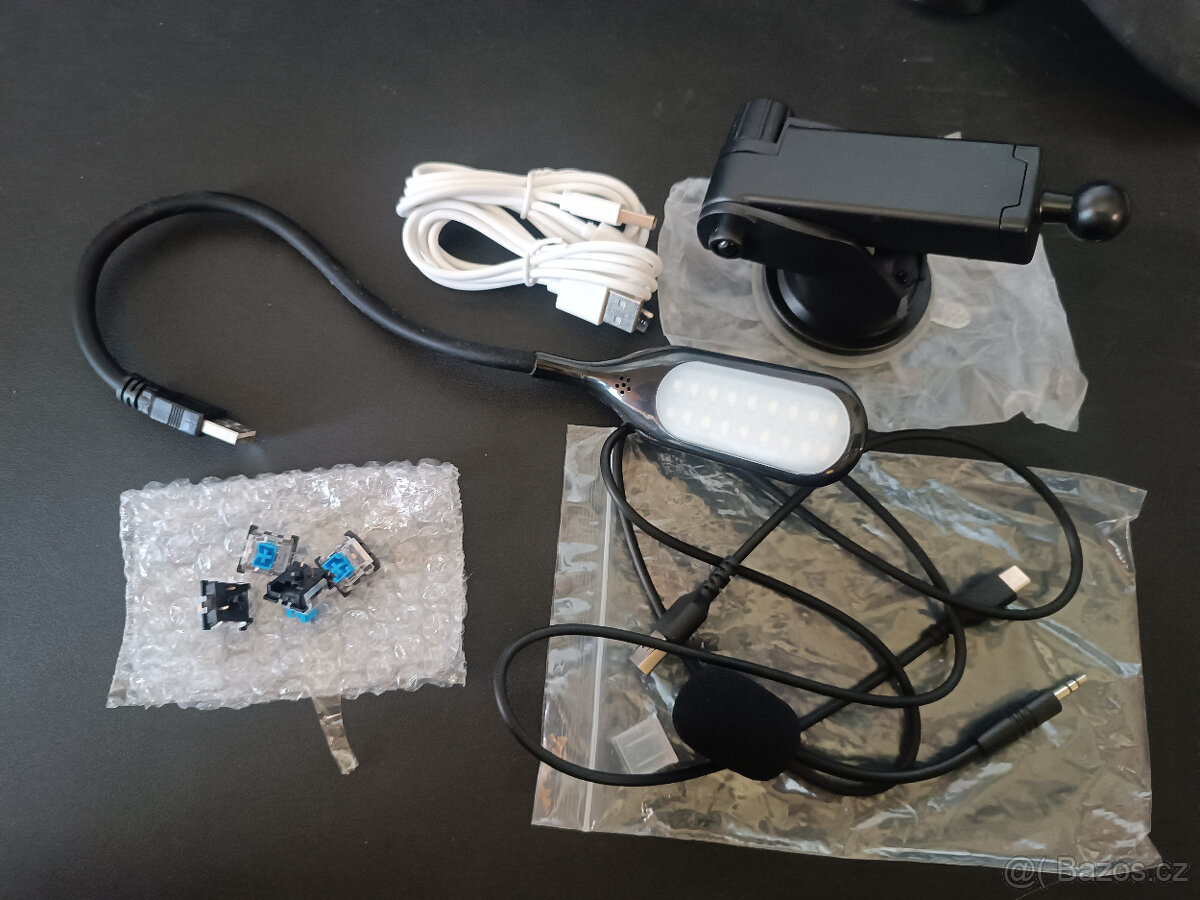 Technická výbava – lampička, mikrofon, USB kabely...