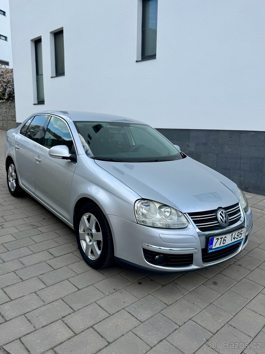 VOLKSWAGEN JETTA 2,0 FSI 110 KW KLIMA,PRAVIDELNÝ SERVIS,