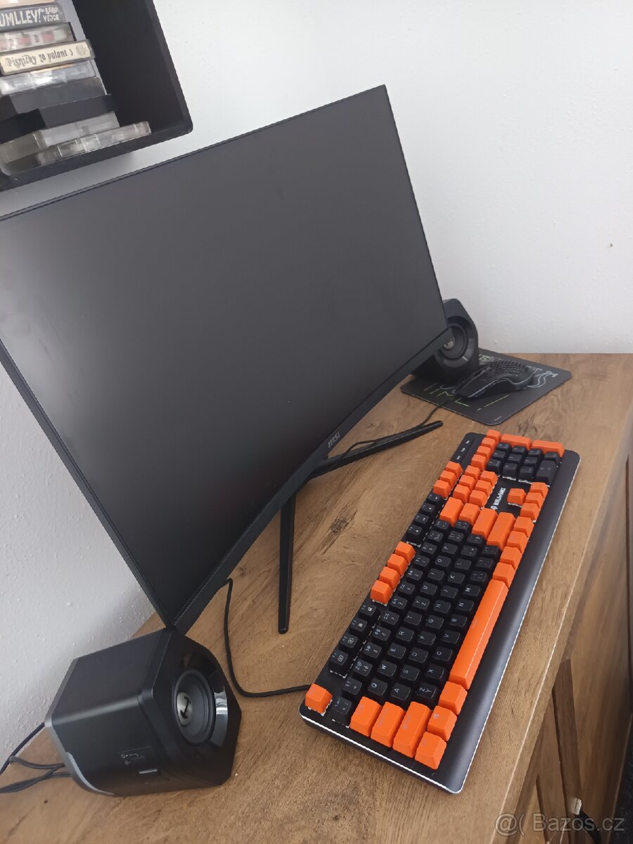 Monitor repráky a klávesnice s myší