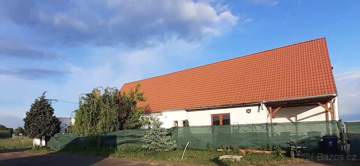 Nabízíme exkluzivně k prodeji jezdecký areál s 26 boxy, rodi