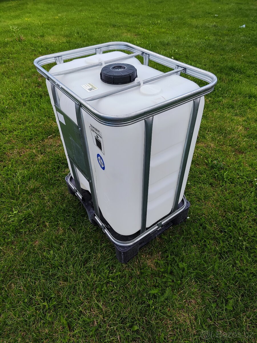 Nádrž 300L