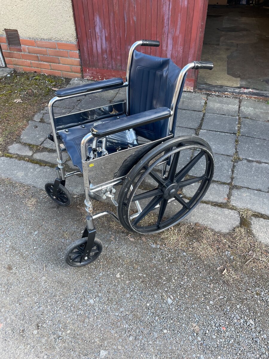 Kompenzační pomůcky - invalidní vozík, chodítko