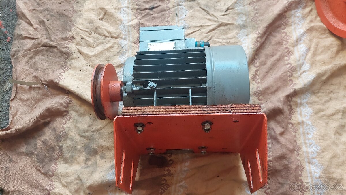 Asynchronní Motor 3F 370W+úhlový převod 40:1