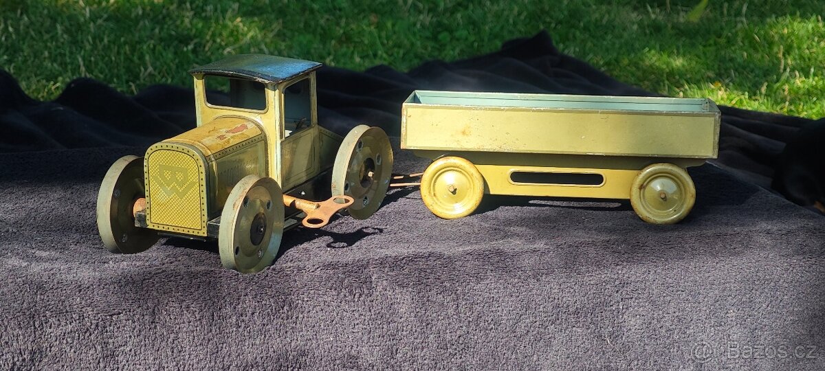 Vzácný, předválečný traktor BING Caterpillar