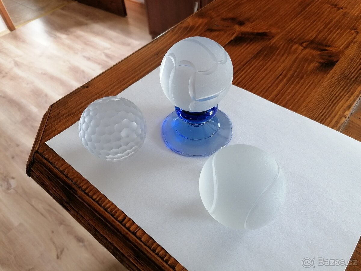 Těžítka, fotbalový míč, tenisák, golfový míček, sklo
