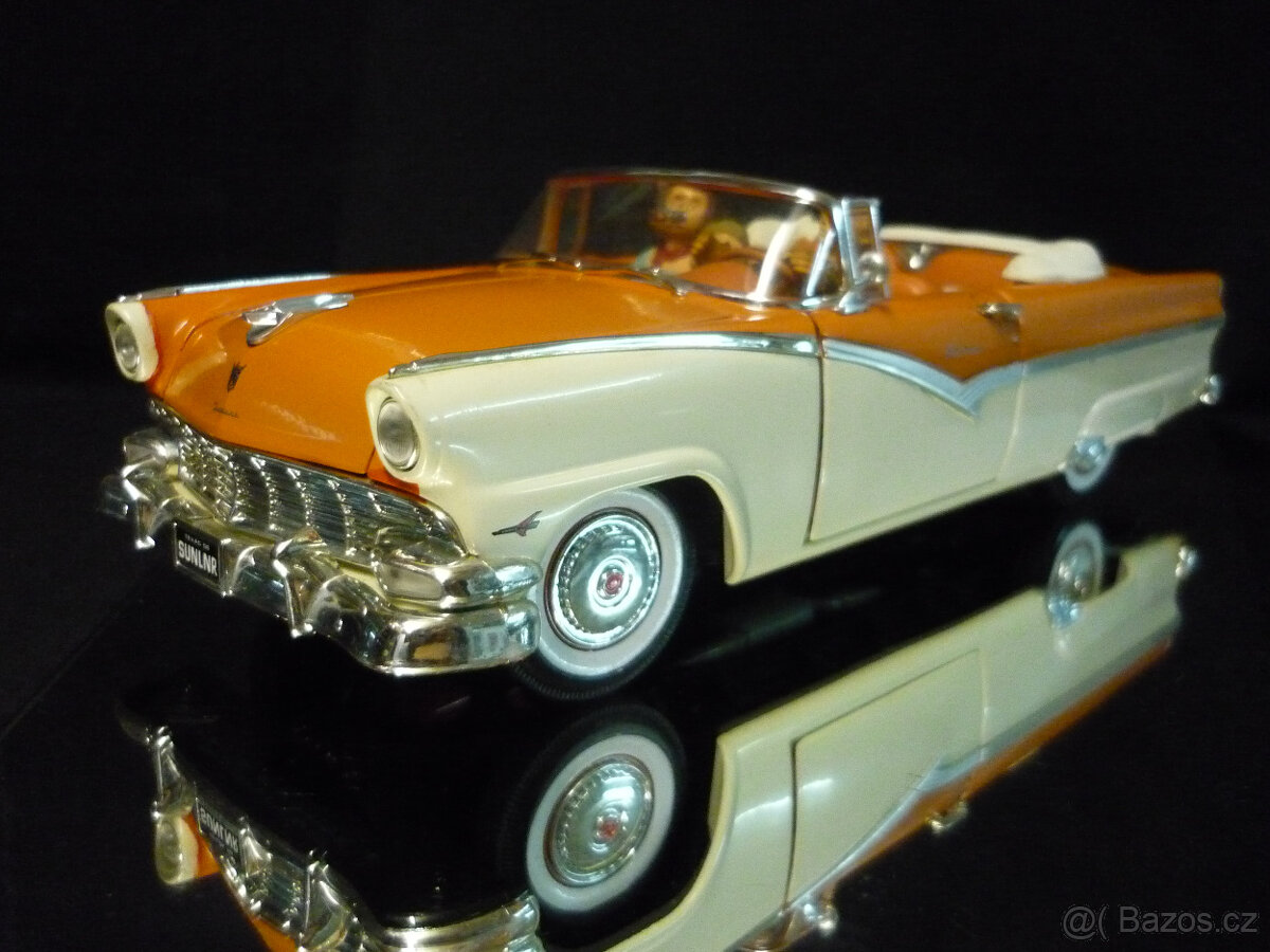Ford Sunliner 1956 ERTL 1/18 včetně figurek