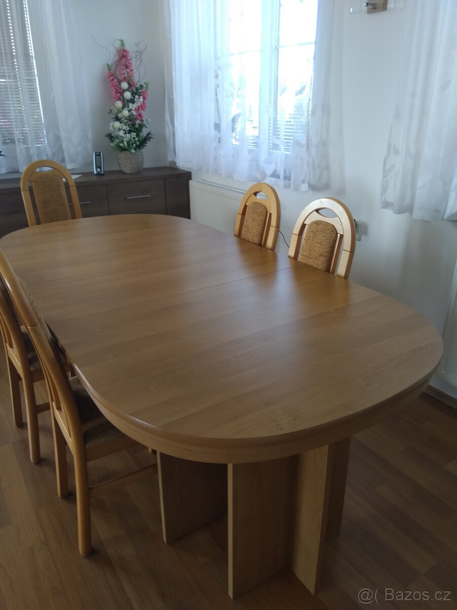 Jídelní stůl rozkládací