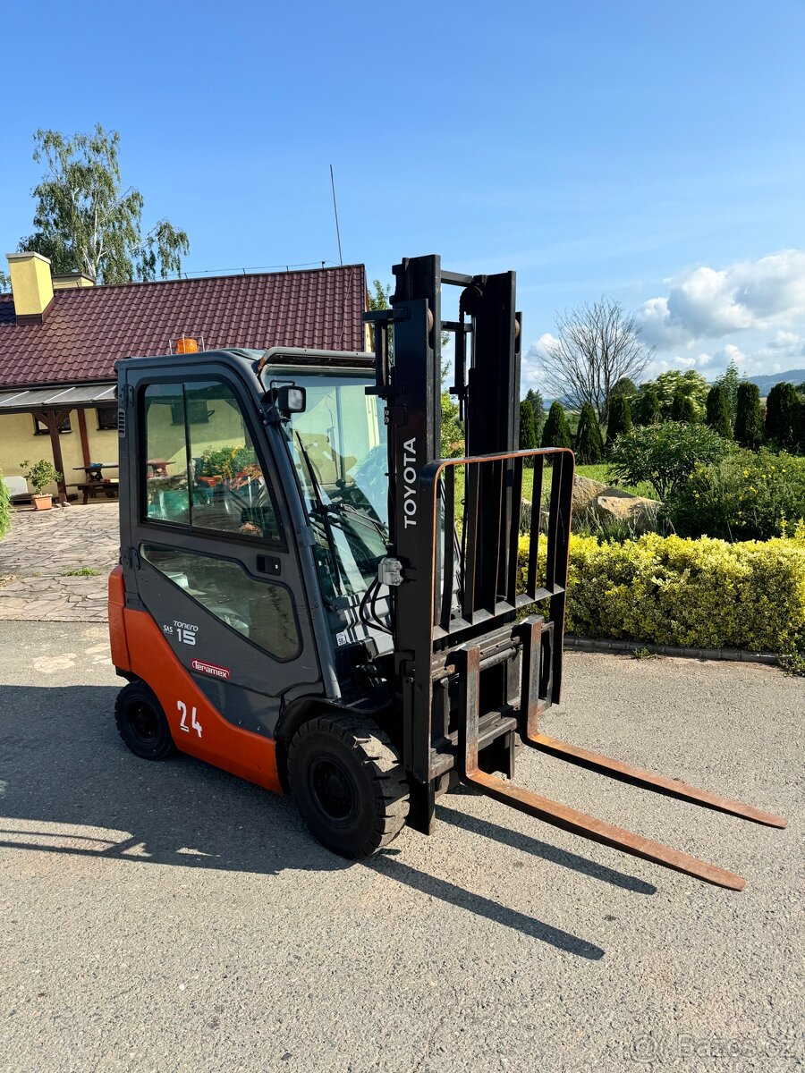 Vysokozdvižný vozík Toyota 02-8F 2010 Lpg