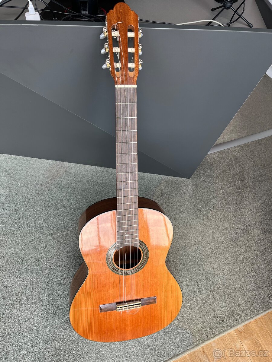 Španělská kytara s příslušenstvím