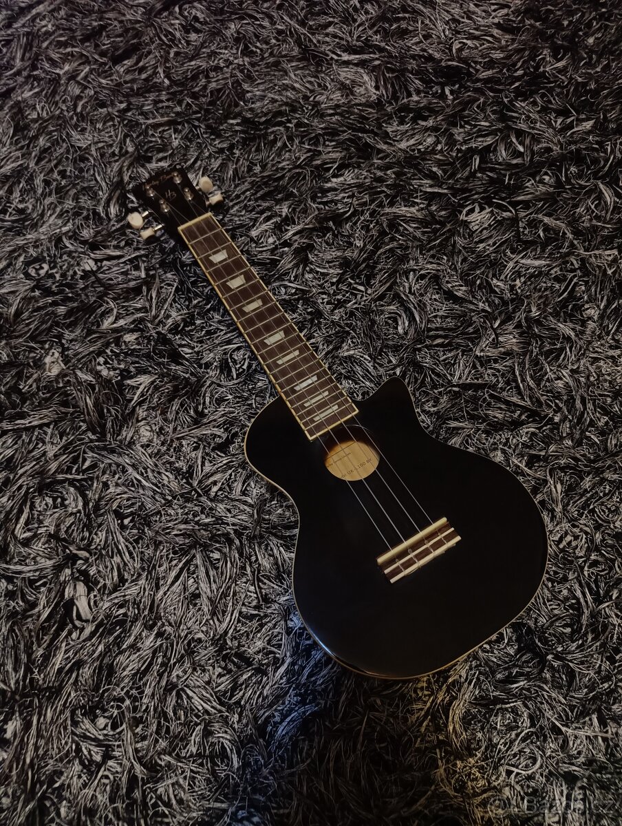 Harley Benton UK-L100E BK sopranové ukulele