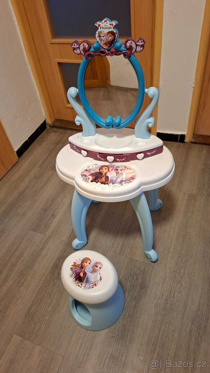 Dětský kosmetický stolek