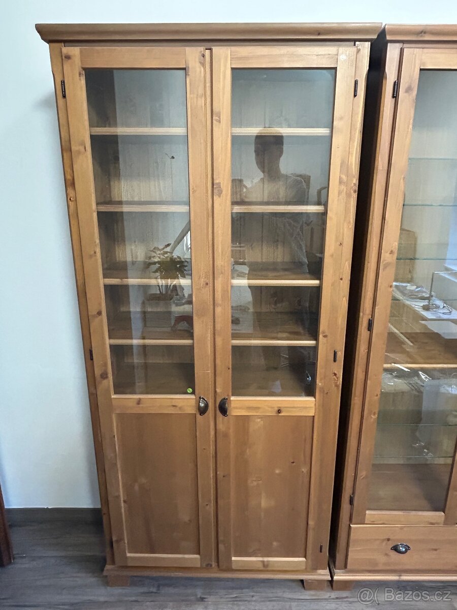 IKEA prosklená skříň