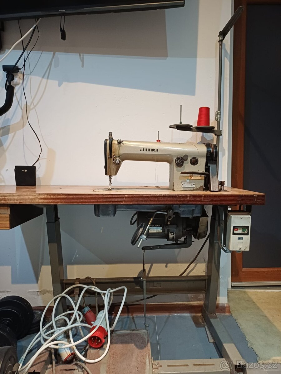 Průmyslový šicí stroj JUKI se stolem a motorem
