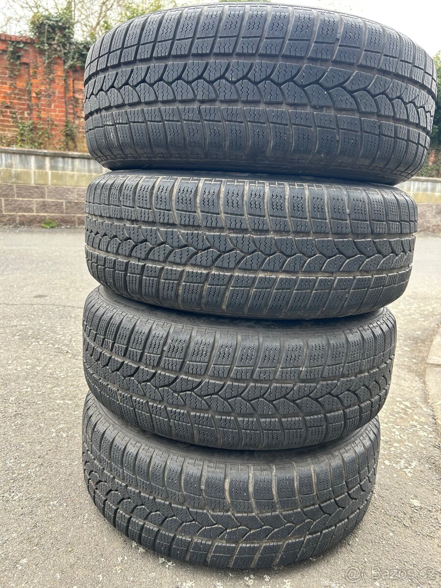 Zimní pneu 215/55/R16/97H včetně disku + poklice