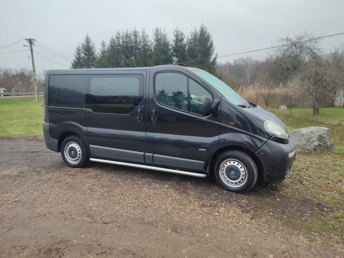 Opel Vivaro 1.9 DCi tažné rám z.pneu