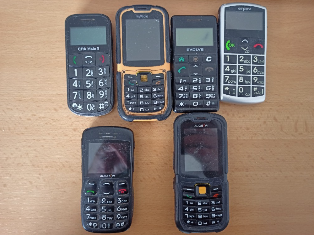 Různé mobily na díly