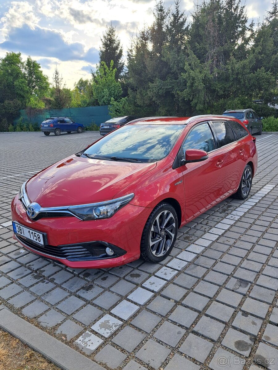 Prodám Toyota Auris Combi HYBRID 1.8