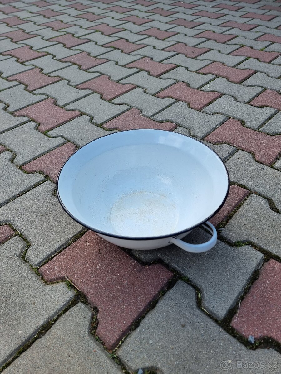 Smaltovaná bílá misa s uchy